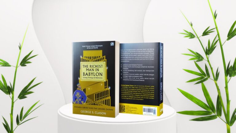 Sebuah buku The Richest Man in Babylon edisi terjemahan bahasa Indonesia dengan desain sampul berwarna hitam dan emas.