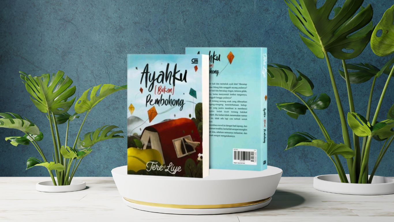 Sampul depan dan belakang novel Ayahku (Bukan) Pembohong karya Tere Liye, ditampilkan di atas meja dengan latar belakang tanaman hijau.