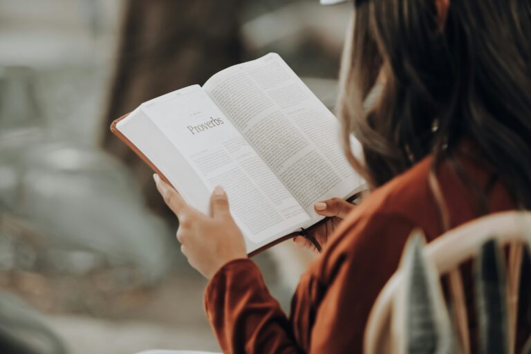 Cara menghasilkan uang dari hobi membaca – seorang wanita membaca buku dengan serius.